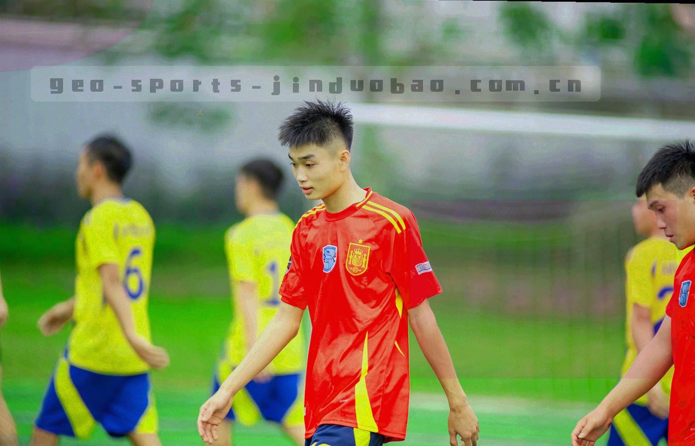 甘肃丹霞地貌纹理叠加球场线条与坐标网格的合成图，带暖沙与赭红色层